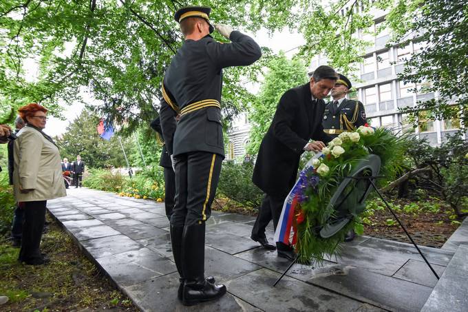 Predsednik Republike Slovenije Borut Pahor je ob prazniku upora proti okupatorju poloil venec pri grobnici Narodnih herojev v parku ob parlamentu